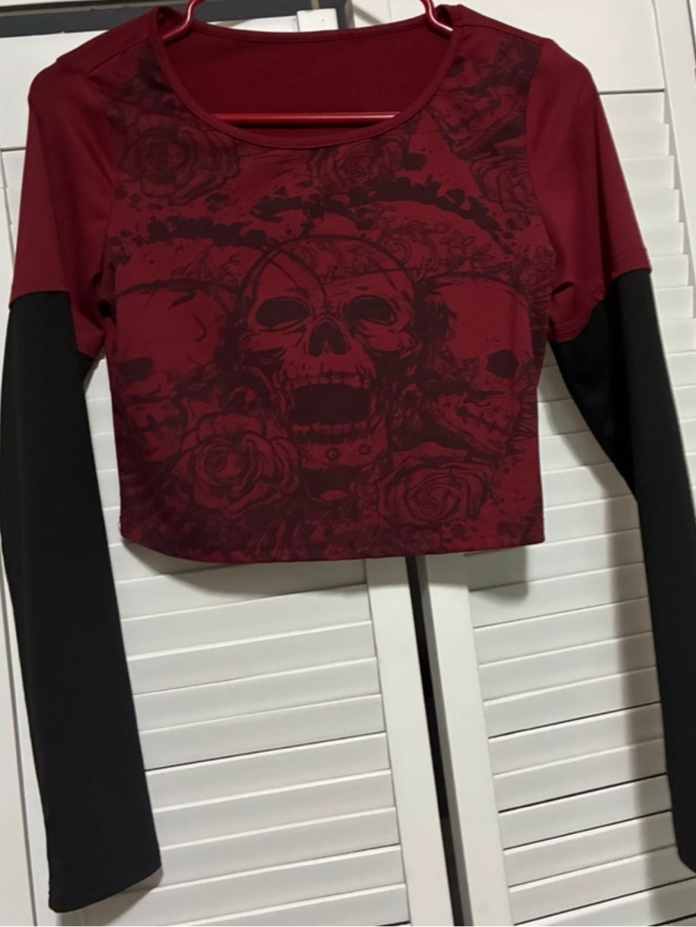 ROMWE Red and Black Skull Graphic Long-Sleeve Crop Top